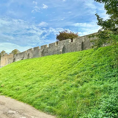 Апартаменты Gillygate Nest With Free Allocated Parking *